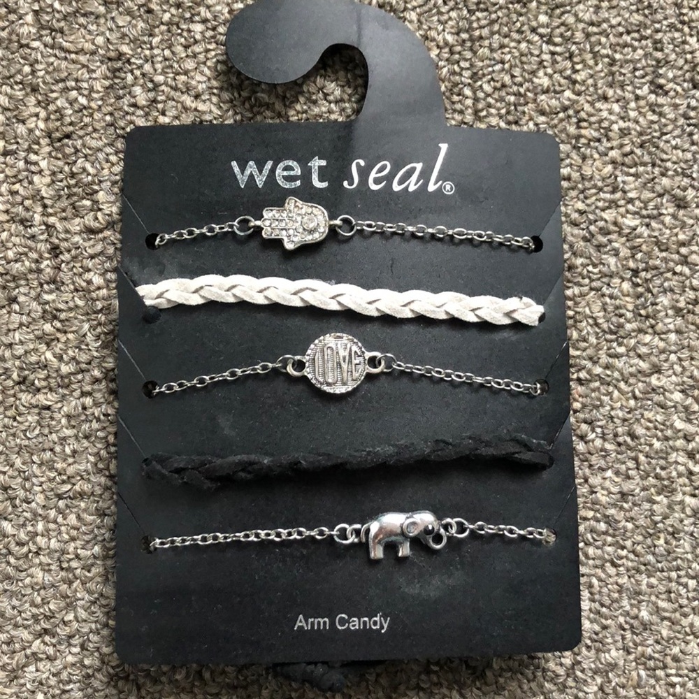 Pack of 5 fashionable bracelets